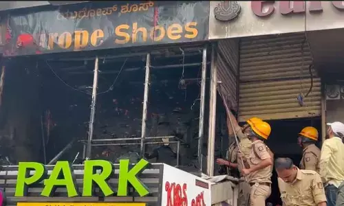 Mangaluru | ಹಂಪನಕಟ್ಟೆಯ ಶೂ ಅಂಗಡಿಯಲ್ಲಿ ಬೆಂಕಿ ಅವಘಡ; ಅಪಾರ ನಷ್ಟ