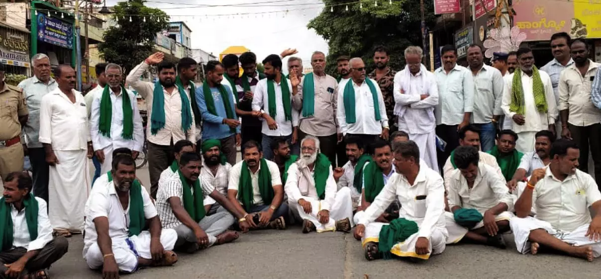 ತಮಿಳುನಾಡಿಗೆ ಕಾವೇರಿ ನೀರು ಹರಿವು : ಚಾಮರಾಜನಗರದಲ್ಲಿ ರೈತರ ಪ್ರತಿಭಟನೆ ತಮಿಳುನಾಡಿಗೆ ಕಾವೇರಿ ನೀರು ಹರಿವು : ಚಾಮರಾಜನಗರದಲ್ಲಿ ರೈತರ ಪ್ರತಿಭಟನೆ