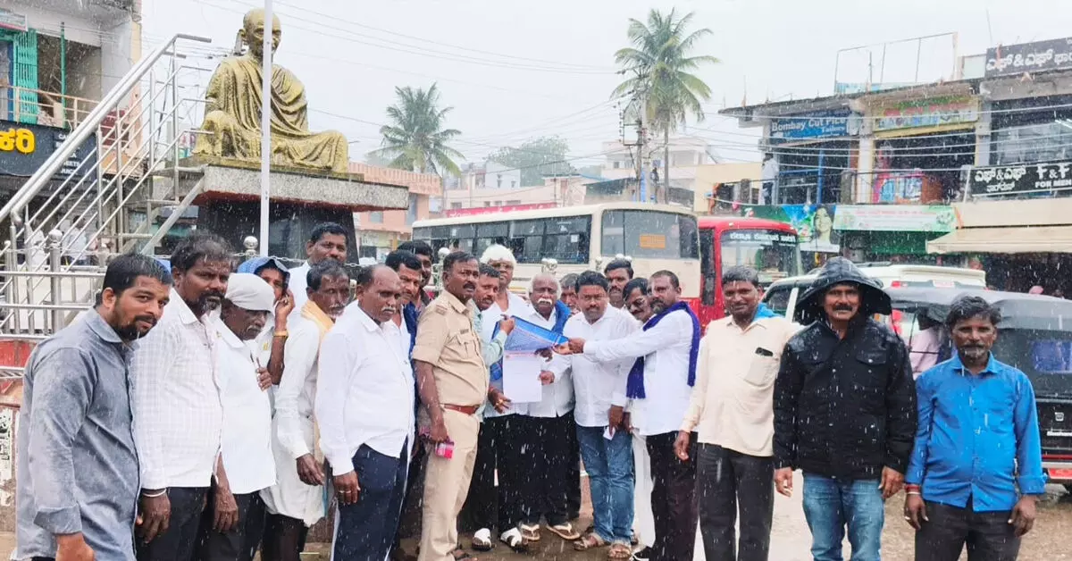 ಸುರಪುರ | ಗುಣಮಟ್ಟದ ರಸ್ತೆ, ಚರಂಡಿ ನಿರ್ಮಾಣಕ್ಕೆ ಆಗ್ರಹಿಸಿ ದಲಿತ ಸಂಘರ್ಷ ಸಮಿತಿಯಿಂದ ಪ್ರತಿಭಟನೆ ಸುರಪುರ | ಗುಣಮಟ್ಟದ ರಸ್ತೆ, ಚರಂಡಿ ನಿರ್ಮಾಣಕ್ಕೆ ಆಗ್ರಹಿಸಿ ದಲಿತ ಸಂಘರ್ಷ ಸಮಿತಿಯಿಂದ ಪ್ರತಿಭಟನೆ