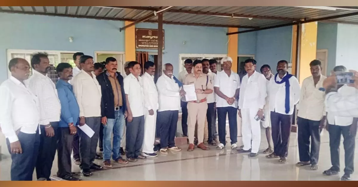 ಸುರಪುರ | ಕೆಂಭಾವಿ ಪೊಲೀಸ್ ಠಾಣೆ ವರ್ಗಾವಣೆ ಆದೇಶ ರದ್ದುಗೊಳಿಸಲು ದಲಿತ ಸಂಘರ್ಷ ಸಮಿತಿ ಆಗ್ರಹ ಸುರಪುರ | ಕೆಂಭಾವಿ ಪೊಲೀಸ್ ಠಾಣೆ ವರ್ಗಾವಣೆ ಆದೇಶ ರದ್ದುಗೊಳಿಸಲು ದಲಿತ ಸಂಘರ್ಷ ಸಮಿತಿ ಆಗ್ರಹ