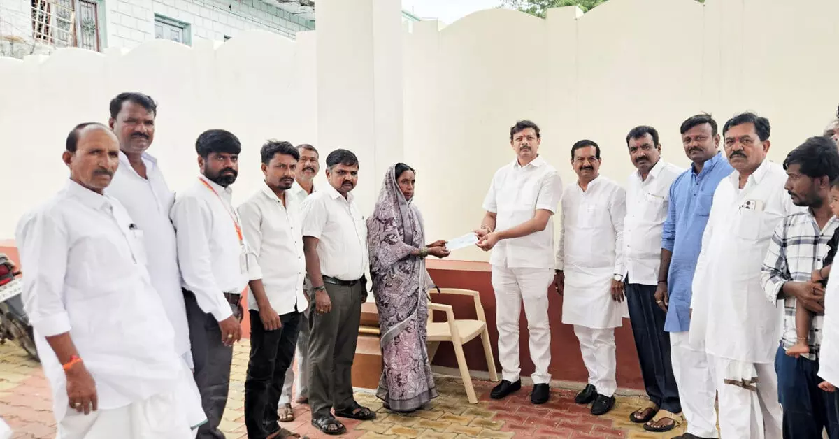 ಸುರಪುರ | ಶಾಸಕ ಆರ್.ವಿ ನಾಯಕರಿಂದ ವಿದ್ಯುತ್ ಅವಘಡದಲ್ಲಿ ಮೃತಪಟ್ಟ ಕುಟುಂಬಕ್ಕೆ 5 ಲಕ್ಷ ರೂ. ಪರಿಹಾರ ಚೆಕ್ ವಿತರಣೆ ಸುರಪುರ | ಶಾಸಕ ಆರ್.ವಿ ನಾಯಕರಿಂದ ವಿದ್ಯುತ್ ಅವಘಡದಲ್ಲಿ ಮೃತಪಟ್ಟ ಕುಟುಂಬಕ್ಕೆ 5 ಲಕ್ಷ ರೂ. ಪರಿಹಾರ ಚೆಕ್ ವಿತರಣೆ