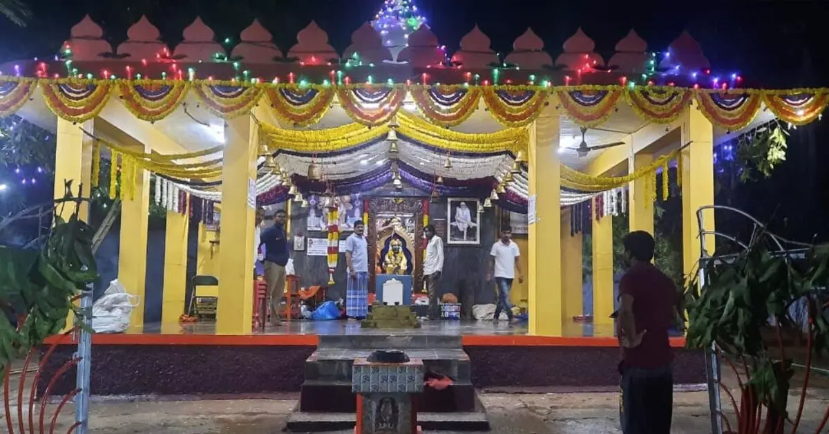 Ballari | ಗುರು ಪೂರ್ಣಿಮೆ ಅಂಗವಾಗಿ ಸಂಡೂರಿನ ಸಾಯಿಬಾಬಾ ದೇವಸ್ಥಾನದಲ್ಲಿ ವಿಶೇಷ ಪೂಜೆ, ಅನ್ನಸಂತರ್ಪಣೆ Ballari | ಗುರು ಪೂರ್ಣಿಮೆ ಅಂಗವಾಗಿ ಸಂಡೂರಿನ ಸಾಯಿಬಾಬಾ ದೇವಸ್ಥಾನದಲ್ಲಿ ವಿಶೇಷ ಪೂಜೆ, ಅನ್ನಸಂತರ್ಪಣೆ