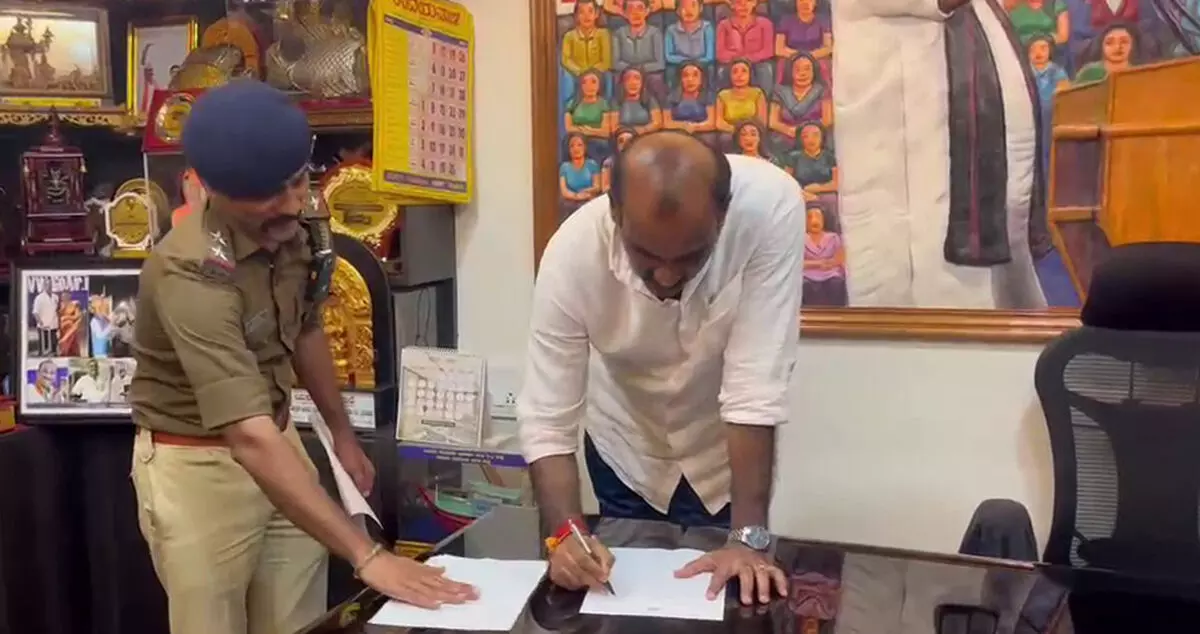ಧ್ವೇಷ ಭಾಷಣ ಪ್ರಕರಣ: ಶಾಸಕ ಯಶ್ಪಾಲ್ ಸುವರ್ಣಗೆ ಪೊಲೀಸರಿಂದ ನೋಟಿಸ್ ಧ್ವೇಷ ಭಾಷಣ ಪ್ರಕರಣ: ಶಾಸಕ ಯಶ್ಪಾಲ್ ಸುವರ್ಣಗೆ ಪೊಲೀಸರಿಂದ ನೋಟಿಸ್