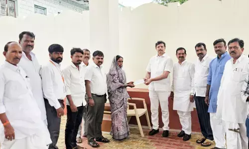 ಸುರಪುರ | ಶಾಸಕ ಆರ್.ವಿ ನಾಯಕರಿಂದ ವಿದ್ಯುತ್ ಅವಘಡದಲ್ಲಿ ಮೃತಪಟ್ಟ ಕುಟುಂಬಕ್ಕೆ 5 ಲಕ್ಷ ರೂ. ಪರಿಹಾರ ಚೆಕ್ ವಿತರಣೆ