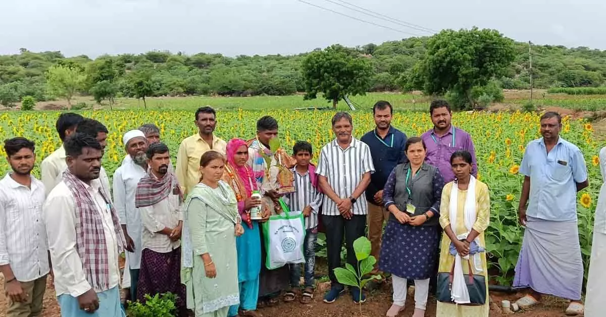 ಲಿಂಗಸುಗೂರು: ‘ರೈತರೊಂದಿಗೆ ಒಂದು ದಿನ’ ಕಾರ್ಯಕ್ರಮ ಲಿಂಗಸುಗೂರು: ‘ರೈತರೊಂದಿಗೆ ಒಂದು ದಿನ’ ಕಾರ್ಯಕ್ರಮ