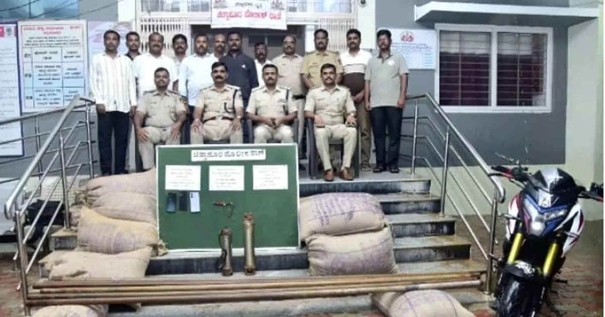 ಚಿತ್ತಾಪುರ | ಕಳ್ಳತನ ಪ್ರಕರಣ: ಇಬ್ಬರು ಆರೋಪಿಗಳ ಬಂಧನ ಬಂಧನ ಚಿತ್ತಾಪುರ | ಕಳ್ಳತನ ಪ್ರಕರಣ: ಇಬ್ಬರು ಆರೋಪಿಗಳ ಬಂಧನ ಬಂಧನ