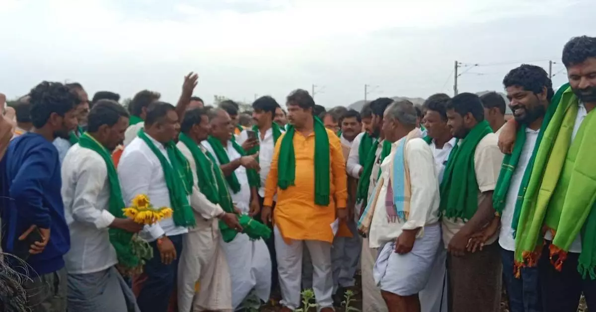 ಬರ ಅಧ್ಯಯನಕ್ಕೆ ವಿಜಯನಗರಕ್ಕೆ ಬಿಜೆಪಿ ತಂಡ: ರೈತರ ಅಳಲು ಆಲಿಸಿದ ಆರ್. ಅಶೋಕ್ ಬರ ಅಧ್ಯಯನಕ್ಕೆ ವಿಜಯನಗರಕ್ಕೆ ಬಿಜೆಪಿ ತಂಡ: ರೈತರ ಅಳಲು ಆಲಿಸಿದ ಆರ್. ಅಶೋಕ್