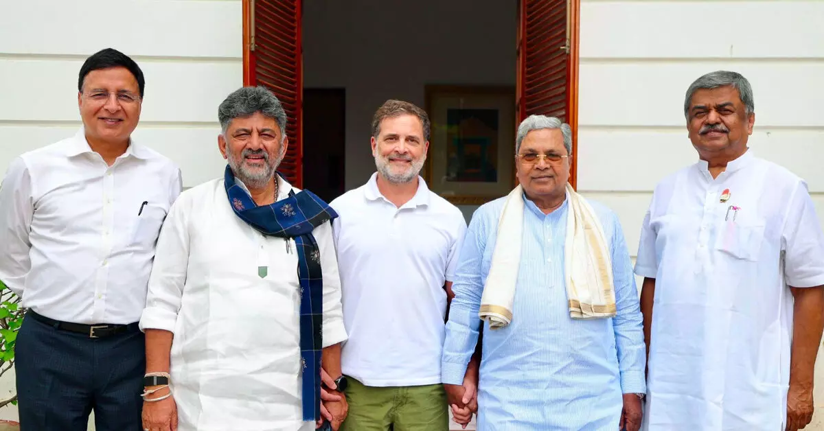 ‘ಸಂಪುಟ ವಿಸ್ತರಣೆ’ ರಾಹುಲ್ ಗಾಂಧಿ ನೇತೃತ್ವದಲ್ಲಿ ನಾಯಕರ ಸಭೆ : ಅಂತಿಮಗೊಳ್ಳದ ಪಟ್ಟಿ; ಬೆಂಗಳೂರಿಗೆ ಹಿಂದಿರುಗಿದ ಡಿಕೆಶಿ, ಸಿದ್ದರಾಮಯ್ಯ ‘ಸಂಪುಟ ವಿಸ್ತರಣೆ’ ರಾಹುಲ್ ಗಾಂಧಿ ನೇತೃತ್ವದಲ್ಲಿ ನಾಯಕರ ಸಭೆ : ಅಂತಿಮಗೊಳ್ಳದ ಪಟ್ಟಿ; ಬೆಂಗಳೂರಿಗೆ ಹಿಂದಿರುಗಿದ ಡಿಕೆಶಿ, ಸಿದ್ದರಾಮಯ್ಯ