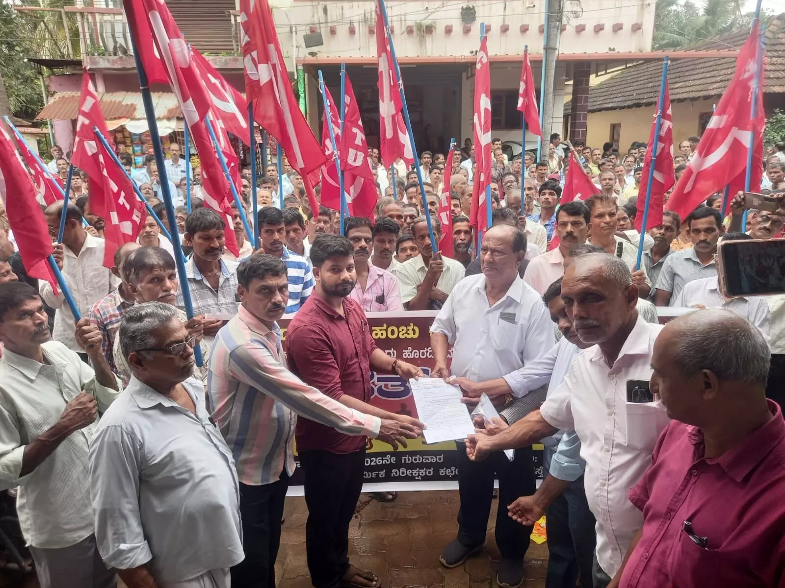 ಕನಿಷ್ಠ ಕೂಲಿ ಜಾರಿಗೊಳಿಸಲು ಆಗ್ರಹಿಸಿ ಧರಣಿ ಕನಿಷ್ಠ ಕೂಲಿ ಜಾರಿಗೊಳಿಸಲು ಆಗ್ರಹಿಸಿ ಧರಣಿ