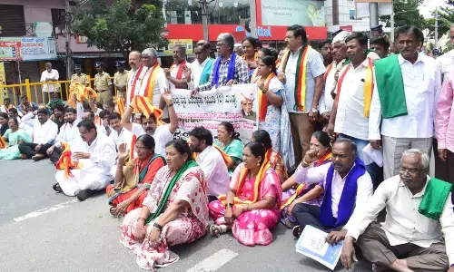 ಮಂಡ್ಯದಲ್ಲಿ ತೀವ್ರಗೊಂಡ ಕಾವೇರಿ ಹೋರಾಟ; ತಮಿಳುನಾಡು ಸಿಎಂ ಚಿತ್ರದ ಪೋಸ್ಟರ್ ಹರಿದು ಆಕ್ರೋಶ