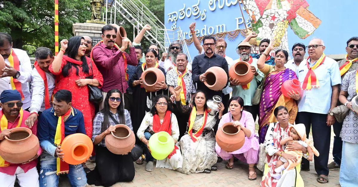 ಕಾವೇರಿ ನೀರಿನ ಬಿಡುಗಡೆ ಆದೇಶ ಖಂಡಿಸಿ ಪೋಷಕ ಕಲಾವಿದರ ಸಂಘದಿಂದ ಖಾಲಿ ಬಿಂದಿಗೆ ಪ್ರತಿಭಟನೆ ಕಾವೇರಿ ನೀರಿನ ಬಿಡುಗಡೆ ಆದೇಶ ಖಂಡಿಸಿ ಪೋಷಕ ಕಲಾವಿದರ ಸಂಘದಿಂದ ಖಾಲಿ ಬಿಂದಿಗೆ ಪ್ರತಿಭಟನೆ