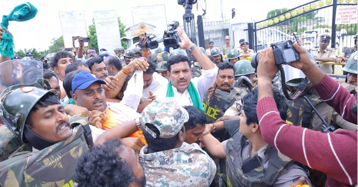 Mandya | ಕೆ.ಆರ್.ಎಸ್. ಡ್ಯಾಂಗೆ ಮುತ್ತಿಗೆ ಯತ್ನ: ಬಿಜೆಪಿ ನಾಯಕರು ಪೊಲೀಸ್ ವಶಕ್ಕೆ Mandya | ಕೆ.ಆರ್.ಎಸ್. ಡ್ಯಾಂಗೆ ಮುತ್ತಿಗೆ ಯತ್ನ: ಬಿಜೆಪಿ ನಾಯಕರು ಪೊಲೀಸ್ ವಶಕ್ಕೆ