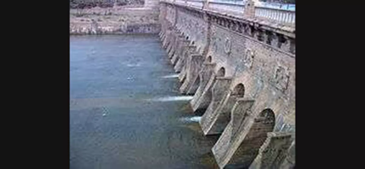 ಲಿಂಗನಮಕ್ಕಿ ಜಲಾಶಯದಲ್ಲಿ ನೀರಿನ ಮಟ್ಟ ಕುಸಿತ; ವಿದ್ಯುತ್ ಉತ್ಪಾದನೆ, ಕುಡಿಯುವ ನೀರಿಗೆ ಆತಂಕ ಲಿಂಗನಮಕ್ಕಿ ಜಲಾಶಯದಲ್ಲಿ ನೀರಿನ ಮಟ್ಟ ಕುಸಿತ; ವಿದ್ಯುತ್ ಉತ್ಪಾದನೆ, ಕುಡಿಯುವ ನೀರಿಗೆ ಆತಂಕ