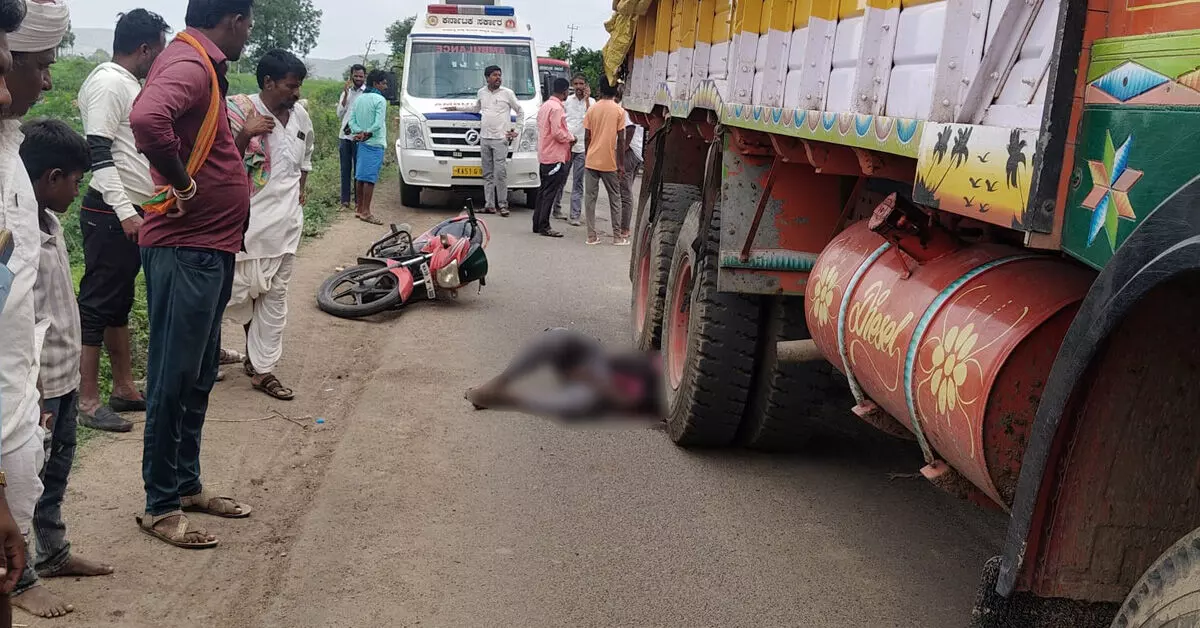 ಸುರಪುರ | ಲಾರಿ ಚಕ್ರದಡಿ ಸಿಲುಕಿ ವರ್ಷದ ಯುವಕ ಮೃತ್ಯು ಸುರಪುರ | ಲಾರಿ ಚಕ್ರದಡಿ ಸಿಲುಕಿ ವರ್ಷದ ಯುವಕ ಮೃತ್ಯು