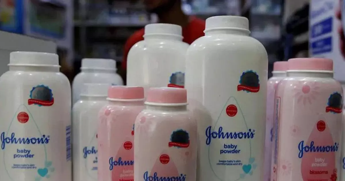 ಪರಿಹಾರ ನೀಡಲು ಒಪ್ಪಿದ Johnson & Johnson; ಟಾಲ್ಕಮ್ ಪೌಡರ್ ನಿಜವಾಗಿಯೂ ಅಂಡಾಶಯದ ಕ್ಯಾನ್ಸರ್ ಅಪಾಯವನ್ನು ಹೆಚ್ಚಿಸುತ್ತದೆಯೇ? ಪರಿಹಾರ ನೀಡಲು ಒಪ್ಪಿದ Johnson & Johnson; ಟಾಲ್ಕಮ್ ಪೌಡರ್ ನಿಜವಾಗಿಯೂ ಅಂಡಾಶಯದ ಕ್ಯಾನ್ಸರ್ ಅಪಾಯವನ್ನು ಹೆಚ್ಚಿಸುತ್ತದೆಯೇ?