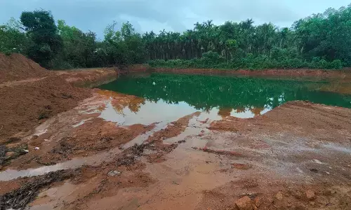 ಬಾಯ್ದೆರೆದ ಮೃತ್ಯುಕೂಪಗಳು; ಎಚ್ಚರ ತಪ್ಪಿದರೆ ಅಪಾಯ ಕಟ್ಟಿಟ್ಟ ಬುತ್ತಿ!