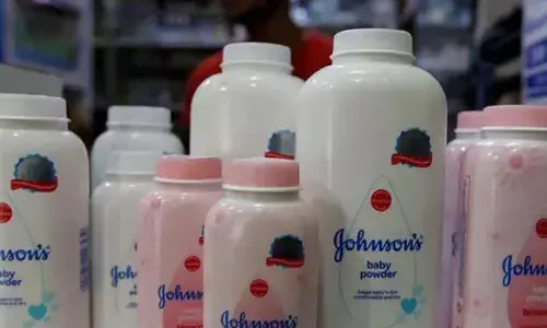 ಪರಿಹಾರ ನೀಡಲು ಒಪ್ಪಿದ Johnson & Johnson; ಟಾಲ್ಕಮ್ ಪೌಡರ್ ನಿಜವಾಗಿಯೂ ಅಂಡಾಶಯದ ಕ್ಯಾನ್ಸರ್ ಅಪಾಯವನ್ನು ಹೆಚ್ಚಿಸುತ್ತದೆಯೇ?