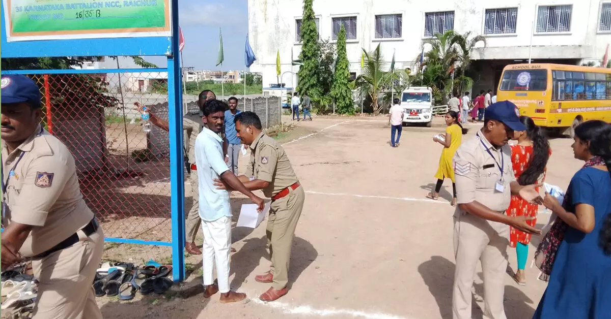 ಯಾದಗಿರಿಯಲ್ಲಿ ಶಾಂತಿಯುತವಾಗಿ ನಡೆದ ಸಿವಿಲ್ ಪೊಲೀಸ್ ಕಾನ್ಸ್ಟೇಬಲ್ ನೇಮಕಾತಿ ಪರೀಕ್ಷೆ ಯಾದಗಿರಿಯಲ್ಲಿ ಶಾಂತಿಯುತವಾಗಿ ನಡೆದ ಸಿವಿಲ್ ಪೊಲೀಸ್ ಕಾನ್ಸ್ಟೇಬಲ್ ನೇಮಕಾತಿ ಪರೀಕ್ಷೆ