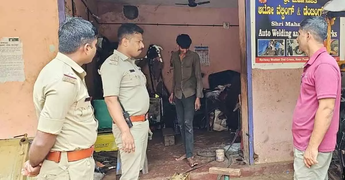 ಅನಧಿಕೃತವಾಗಿ ಮಾರ್ಪಡಿಸಿದ ಸೈಲೆನ್ಸರ್ ಅಳವಡಿಕೆಗೆ ಕಡಿವಾಣ: ಭಟ್ಕಳದಲ್ಲಿ ಶೋರೂಂ, ಗ್ಯಾರೇಜ್ಗಳ ಪರಿಶೀಲನೆ ಅನಧಿಕೃತವಾಗಿ ಮಾರ್ಪಡಿಸಿದ ಸೈಲೆನ್ಸರ್ ಅಳವಡಿಕೆಗೆ ಕಡಿವಾಣ: ಭಟ್ಕಳದಲ್ಲಿ ಶೋರೂಂ, ಗ್ಯಾರೇಜ್ಗಳ ಪರಿಶೀಲನೆ