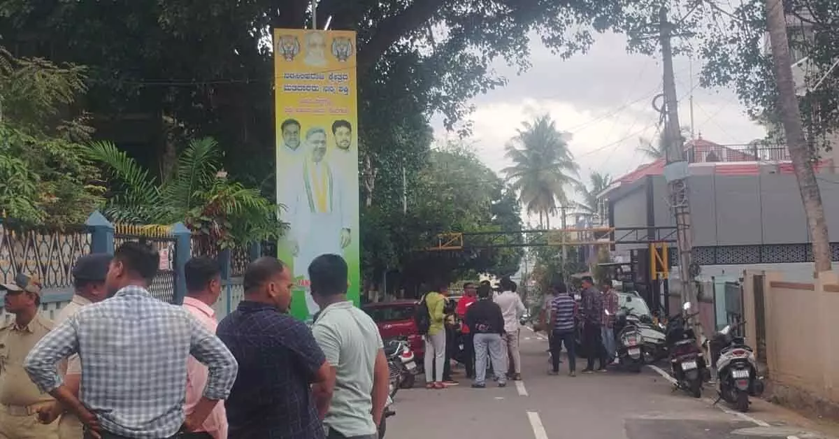ಮೈಸೂರು: ಶಾಸಕ ತನ್ವೀರ್ ಸೇಠ್ಗೆ ಸಚಿವ ಸ್ಥಾನ ಕೈತಪ್ಪಿದ ಹಿನ್ನೆಲೆ; ಆತ್ಮಹತ್ಯೆಗೆ ಯತ್ನಿಸಿದ ಅಭಿಮಾನಿ ಮೈಸೂರು: ಶಾಸಕ ತನ್ವೀರ್ ಸೇಠ್ಗೆ ಸಚಿವ ಸ್ಥಾನ ಕೈತಪ್ಪಿದ ಹಿನ್ನೆಲೆ; ಆತ್ಮಹತ್ಯೆಗೆ ಯತ್ನಿಸಿದ ಅಭಿಮಾನಿ