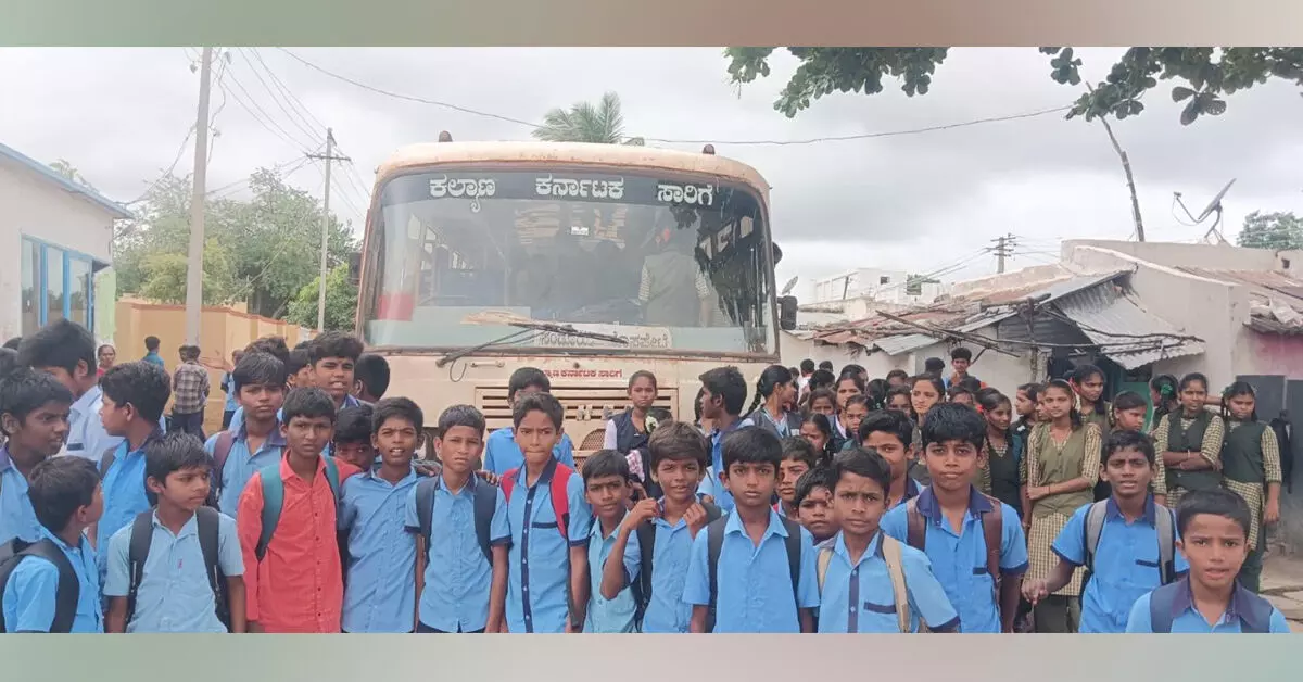 Ballari | ಬಸ್ ವಿಳಂಬ ಖಂಡಿಸಿ ವಿದ್ಯಾರ್ಥಿಗಳ ಪ್ರತಿಭಟನೆ; ಕೆಲಕಾಲ ಬಸ್ ತಡೆದು ಆಕ್ರೋಶ Ballari | ಬಸ್ ವಿಳಂಬ ಖಂಡಿಸಿ ವಿದ್ಯಾರ್ಥಿಗಳ ಪ್ರತಿಭಟನೆ; ಕೆಲಕಾಲ ಬಸ್ ತಡೆದು ಆಕ್ರೋಶ