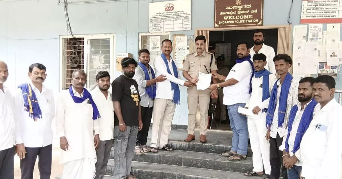 ಸುರಪುರ | ದಲಿತ ಕುಟುಂಬದ ಮೇಲಿನ ಹಲ್ಲೆ ಖಂಡಿಸಿ ಡಿಎಸ್ಎಸ್ ಪ್ರತಿಭಟನೆ; ಆರೋಪಿಗಳ ಬಂಧನಕ್ಕೆ ಒತ್ತಾಯ ಸುರಪುರ | ದಲಿತ ಕುಟುಂಬದ ಮೇಲಿನ ಹಲ್ಲೆ ಖಂಡಿಸಿ ಡಿಎಸ್ಎಸ್ ಪ್ರತಿಭಟನೆ; ಆರೋಪಿಗಳ ಬಂಧನಕ್ಕೆ ಒತ್ತಾಯ