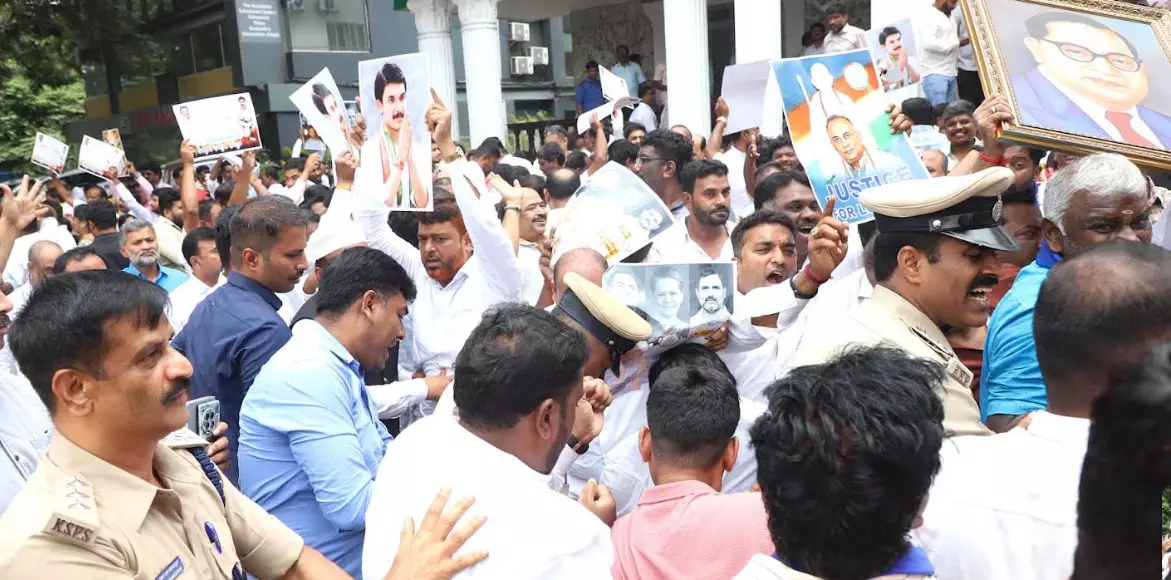 ಮಂತ್ರಿಗಿರಿಗಾಗಿ ನಿಲ್ಲದ ಆಕ್ರೋಶ: ಮುಂದುವರೆದ ಶಾಸಕರ ಬೆಂಬಲಿಗರ ಪ್ರತಿಭಟನೆ ಮಂತ್ರಿಗಿರಿಗಾಗಿ ನಿಲ್ಲದ ಆಕ್ರೋಶ: ಮುಂದುವರೆದ ಶಾಸಕರ ಬೆಂಬಲಿಗರ ಪ್ರತಿಭಟನೆ
