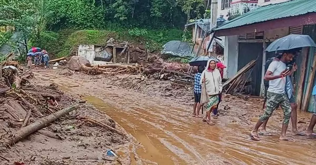 Srilanka | ಧಾರಾಕಾರ ಮಳೆಗೆ ಪ್ರವಾಹ, ಭೂಕುಸಿತ: 7 ಮಂದಿ ಮೃತ್ಯು, 3,500 ಜನರ ಸ್ಥಳಾಂತರ Srilanka | ಧಾರಾಕಾರ ಮಳೆಗೆ ಪ್ರವಾಹ, ಭೂಕುಸಿತ: 7 ಮಂದಿ ಮೃತ್ಯು, 3,500 ಜನರ ಸ್ಥಳಾಂತರ