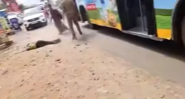 Bengaluru | ಬಸ್ ಏರಲು ಬಂದ ಪ್ರಯಾಣಿಕನಿಗೆ ಕಾಲಿನಿಂದ ಒದ್ದು ಬೀಳಿಸಿದ್ದ ಬಿಎಂಟಿಸಿ ನಿರ್ವಾಹಕ ಅಮಾನತು Bengaluru | ಬಸ್ ಏರಲು ಬಂದ ಪ್ರಯಾಣಿಕನಿಗೆ ಕಾಲಿನಿಂದ ಒದ್ದು ಬೀಳಿಸಿದ್ದ ಬಿಎಂಟಿಸಿ ನಿರ್ವಾಹಕ ಅಮಾನತು