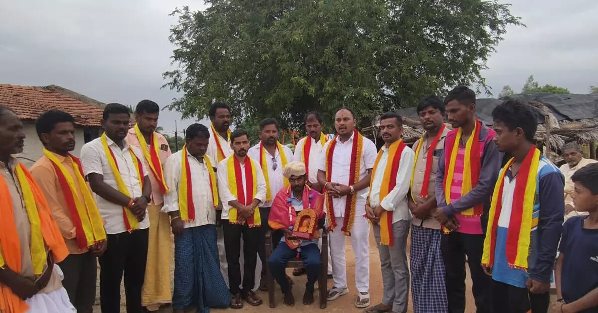 Koppal | ನೀಟ್ನಲ್ಲಿ ದೇಶಕ್ಕೆ 694ನೇ ರ್ಯಾಂಕ್; ಪುಟ್ಟರಾಜುಗೆ ಕರವೇಯಿಂದ ಸನ್ಮಾನ Koppal | ನೀಟ್ನಲ್ಲಿ ದೇಶಕ್ಕೆ 694ನೇ ರ್ಯಾಂಕ್; ಪುಟ್ಟರಾಜುಗೆ ಕರವೇಯಿಂದ ಸನ್ಮಾನ