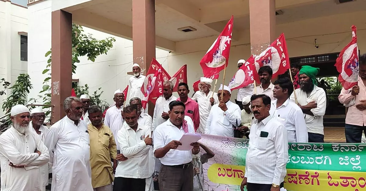 Aland | ಕಲಬುರಗಿ ಜಿಲ್ಲೆಯನ್ನು ಬರಪೀಡಿತ ಪ್ರದೇಶವೆಂದು ಘೋಷಿಸಲು ಆಗ್ರಹಿಸಿ ಎಸ್ಕೆಎಂ ಪ್ರತಿಭಟನೆ Aland | ಕಲಬುರಗಿ ಜಿಲ್ಲೆಯನ್ನು ಬರಪೀಡಿತ ಪ್ರದೇಶವೆಂದು ಘೋಷಿಸಲು ಆಗ್ರಹಿಸಿ ಎಸ್ಕೆಎಂ ಪ್ರತಿಭಟನೆ