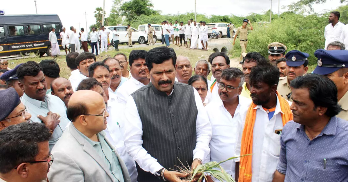 ಕೊಪ್ಪಳ ಜಿಲ್ಲೆಯಲ್ಲಿ ಬೆಳೆ ಹಾನಿ ಖುದ್ದು ಪರಿಶೀಲಿಸಿದ ಸಚಿವ ಶಿವರಾಜ್ ತಂಗಡಗಿ ಕೊಪ್ಪಳ ಜಿಲ್ಲೆಯಲ್ಲಿ ಬೆಳೆ ಹಾನಿ ಖುದ್ದು ಪರಿಶೀಲಿಸಿದ ಸಚಿವ ಶಿವರಾಜ್ ತಂಗಡಗಿ
