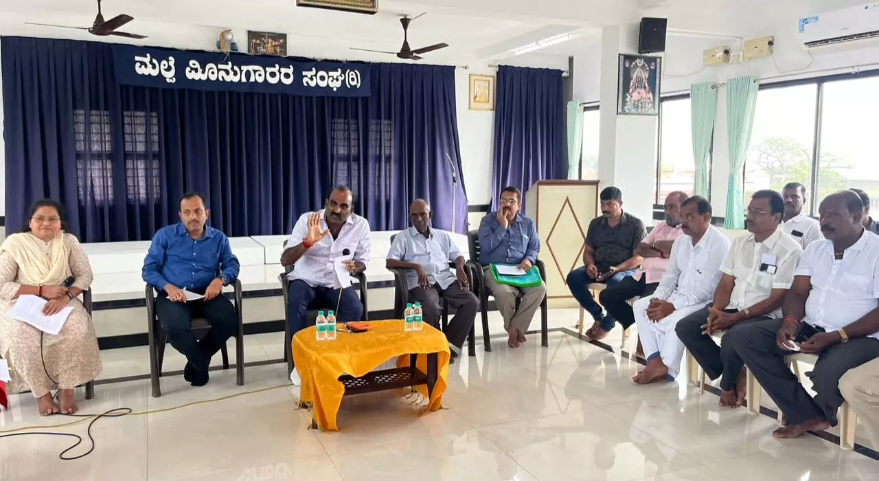 ಮಲ್ಪೆ ಬಂದರಿನಲ್ಲಿ ಸಿಸಿಟಿವಿ ಕ್ಯಾಮೆರಾ ಅಳವಡಿಸಲು ಸಲಹೆ: ಉಡುಪಿ ಶಾಸಕರಿಂದ ಅಧಿಕಾರಿಗಳ, ಮೀನುಗಾರ ಮುಖಂಡರ ಸಭೆ ಮಲ್ಪೆ ಬಂದರಿನಲ್ಲಿ ಸಿಸಿಟಿವಿ ಕ್ಯಾಮೆರಾ ಅಳವಡಿಸಲು ಸಲಹೆ: ಉಡುಪಿ ಶಾಸಕರಿಂದ ಅಧಿಕಾರಿಗಳ, ಮೀನುಗಾರ ಮುಖಂಡರ ಸಭೆ