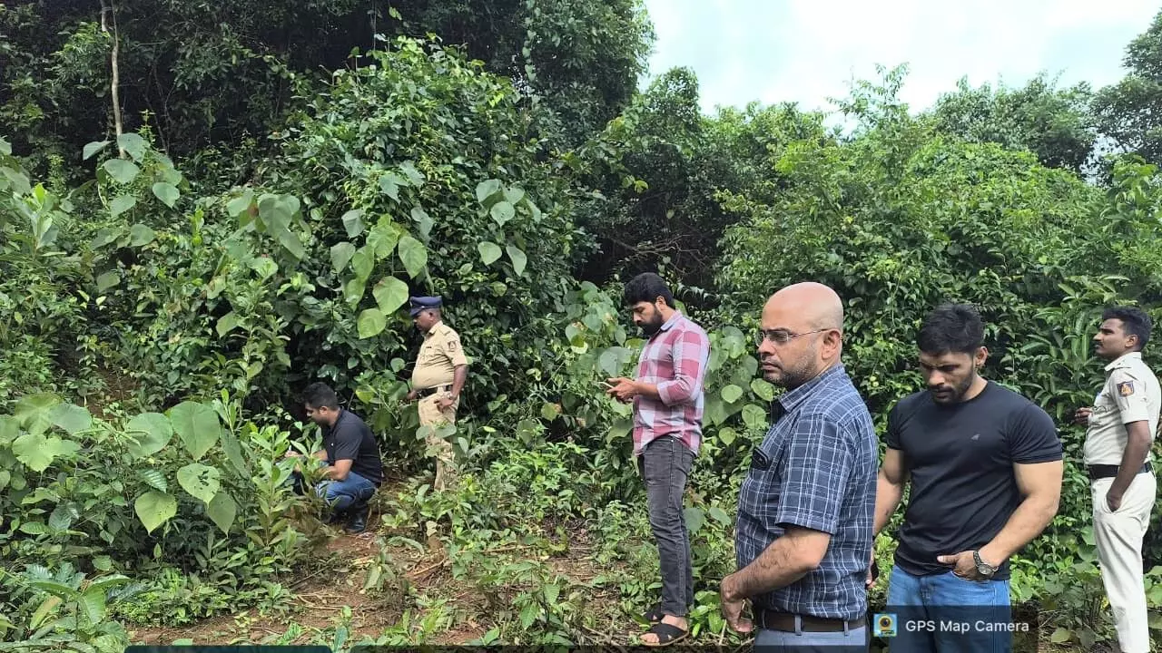 ರೇಂಜಾಳ ಭೂಕುಸಿತ ಪ್ರದೇಶದಲ್ಲಿ ಜಿಎಸ್ಐ ತಂಡದಿಂದ ಪರಿಶೀಲನೆ ರೇಂಜಾಳ ಭೂಕುಸಿತ ಪ್ರದೇಶದಲ್ಲಿ ಜಿಎಸ್ಐ ತಂಡದಿಂದ ಪರಿಶೀಲನೆ