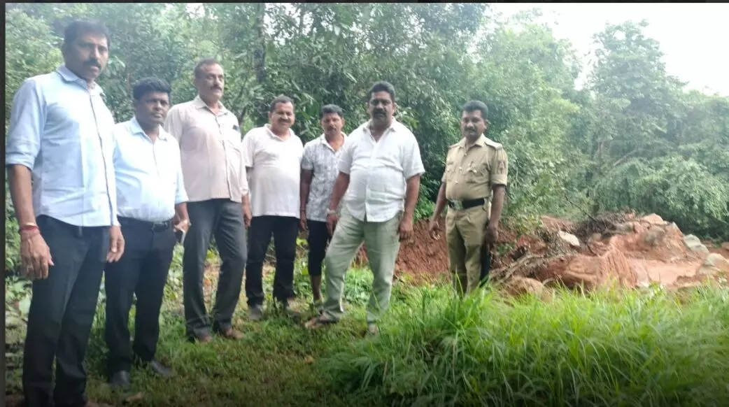 ರೆಂಜಾಳ ಭೂಕುಸಿತದ ಪ್ರದೇಶಕ್ಕೆ ಕಾಂಗ್ರೆಸ್ ನಿಯೋಗ ಭೇಟಿ ರೆಂಜಾಳ ಭೂಕುಸಿತದ ಪ್ರದೇಶಕ್ಕೆ ಕಾಂಗ್ರೆಸ್ ನಿಯೋಗ ಭೇಟಿ