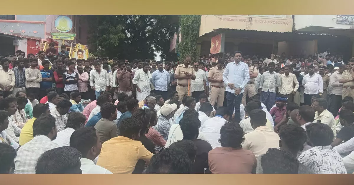 Raichur | ಬಿಎಸ್ಪಿ ಮುಖಂಡ ಭೂಮಾನಂದ ಹದ್ದಿನಾಳ ಹತ್ಯೆ ಖಂಡಿಸಿ ದಲಿತಪರ ಸಂಘಟನೆಗಳಿಂದ ಬೃಹತ್ ಪ್ರತಿಭಟನೆ Raichur | ಬಿಎಸ್ಪಿ ಮುಖಂಡ ಭೂಮಾನಂದ ಹದ್ದಿನಾಳ ಹತ್ಯೆ ಖಂಡಿಸಿ ದಲಿತಪರ ಸಂಘಟನೆಗಳಿಂದ ಬೃಹತ್ ಪ್ರತಿಭಟನೆ