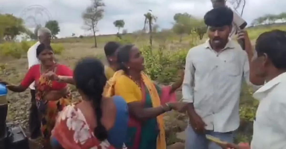 Kalaburagi | ಜಮೀನು ವಿವಾದ ; ದಲಿತ ಕುಟುಂಬದ ಮೇಲೆ ಜಾತಿ ನಿಂದನೆ ಆರೋಪ; 12 ಮಂದಿಯ ವಿರುದ್ಧ ಪ್ರಕರಣ ದಾಖಲು Kalaburagi | ಜಮೀನು ವಿವಾದ ; ದಲಿತ ಕುಟುಂಬದ ಮೇಲೆ ಜಾತಿ ನಿಂದನೆ ಆರೋಪ; 12 ಮಂದಿಯ ವಿರುದ್ಧ ಪ್ರಕರಣ ದಾಖಲು