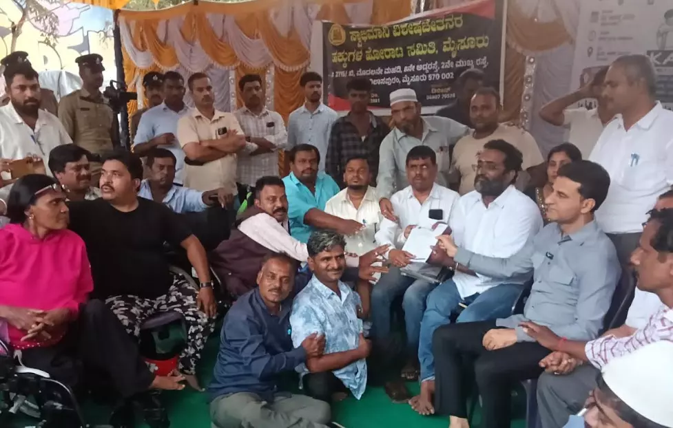 Bengaluru | ನಾಲ್ಕು ತಿಂಗಳ ಬಾಕಿ ಪಿಂಚಣಿ ನೀಡಲು ಆಗ್ರಹಿಸಿ ಮುಂದುವರಿದ ವಿಶೇಷಚೇತನರ ಧರಣಿ Bengaluru | ನಾಲ್ಕು ತಿಂಗಳ ಬಾಕಿ ಪಿಂಚಣಿ ನೀಡಲು ಆಗ್ರಹಿಸಿ ಮುಂದುವರಿದ ವಿಶೇಷಚೇತನರ ಧರಣಿ