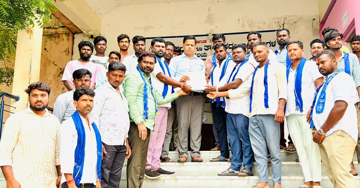 Kanakagiri | ದಲಿತ ಮುಖಂಡ ಭೂಮಾನಂದ ಹತ್ಯೆ ಖಂಡನೆ : ತಕ್ಷಣ ನ್ಯಾಯ ಒದಗಿಸುವಂತೆ ಒತ್ತಾಯ Kanakagiri | ದಲಿತ ಮುಖಂಡ ಭೂಮಾನಂದ ಹತ್ಯೆ ಖಂಡನೆ : ತಕ್ಷಣ ನ್ಯಾಯ ಒದಗಿಸುವಂತೆ ಒತ್ತಾಯ