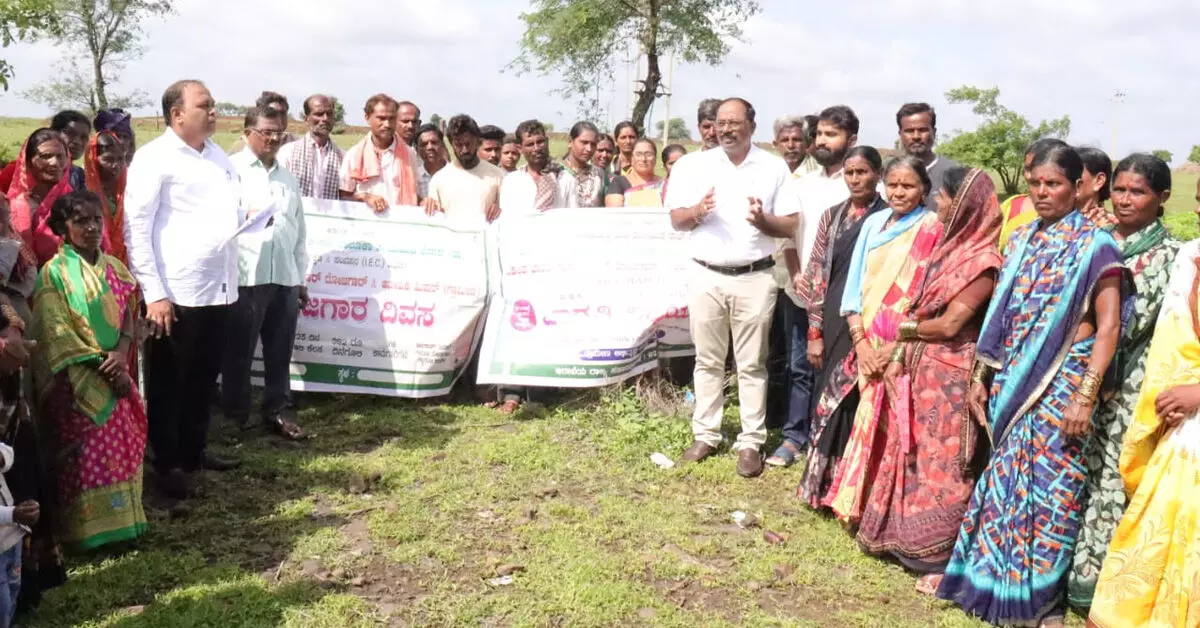Aurad | ವಿಬಿ-ಜಿ ರಾಮ್ ಜಿ ಯೋಜನೆಯಿಂದ ಗ್ರಾಮೀಣ ಕುಟುಂಬಗಳ ಆರ್ಥಿಕ ಸಬಲೀಕರಣ: ಕಿರಣ ಪಾಟೀಲ್ Aurad | ವಿಬಿ-ಜಿ ರಾಮ್ ಜಿ ಯೋಜನೆಯಿಂದ ಗ್ರಾಮೀಣ ಕುಟುಂಬಗಳ ಆರ್ಥಿಕ ಸಬಲೀಕರಣ: ಕಿರಣ ಪಾಟೀಲ್
