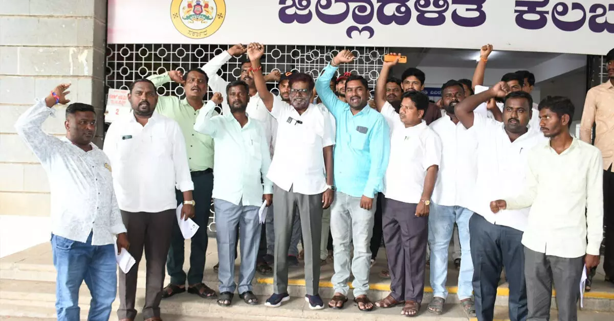 Kalaburagi | ಭೂಮಾನಂದ ಹತ್ಯೆ ಖಂಡನೆ: ಆರೋಪಿಗಳ ಬಂಧನ, 50 ಲಕ್ಷ ರೂ. ಪರಿಹಾರಕ್ಕೆ ಒತ್ತಾಯ Kalaburagi | ಭೂಮಾನಂದ ಹತ್ಯೆ ಖಂಡನೆ: ಆರೋಪಿಗಳ ಬಂಧನ, 50 ಲಕ್ಷ ರೂ. ಪರಿಹಾರಕ್ಕೆ ಒತ್ತಾಯ