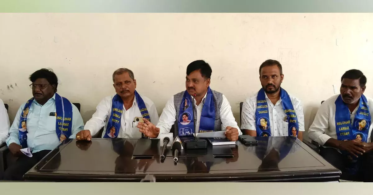 Raichur | ಭೂಮಾನಂದ ಕೊಲೆ ಆರೋಪಿಗಳಿಗೆ ಮರಣದಂಡನೆ ಕೋರಿ ಚಾರ್ಜ್ಶೀಟ್ ಸಲ್ಲಿಸಿ: ಬಿಎಸ್ಪಿ ಆಗ್ರಹ Raichur | ಭೂಮಾನಂದ ಕೊಲೆ ಆರೋಪಿಗಳಿಗೆ ಮರಣದಂಡನೆ ಕೋರಿ ಚಾರ್ಜ್ಶೀಟ್ ಸಲ್ಲಿಸಿ: ಬಿಎಸ್ಪಿ ಆಗ್ರಹ