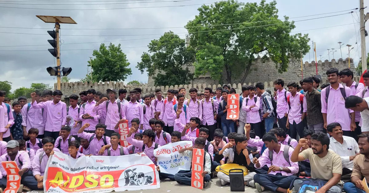 Raichur | ಸರ್ಕಾರಿ ಬಾಲಕರ ಪಿಯು ಕಾಲೇಜಿನಲ್ಲಿ ಮೇಲ್ಚಾವಣಿ ಕುಸಿತ; ತಪ್ಪಿದ ಅನಾಹುತ Raichur | ಸರ್ಕಾರಿ ಬಾಲಕರ ಪಿಯು ಕಾಲೇಜಿನಲ್ಲಿ ಮೇಲ್ಚಾವಣಿ ಕುಸಿತ; ತಪ್ಪಿದ ಅನಾಹುತ