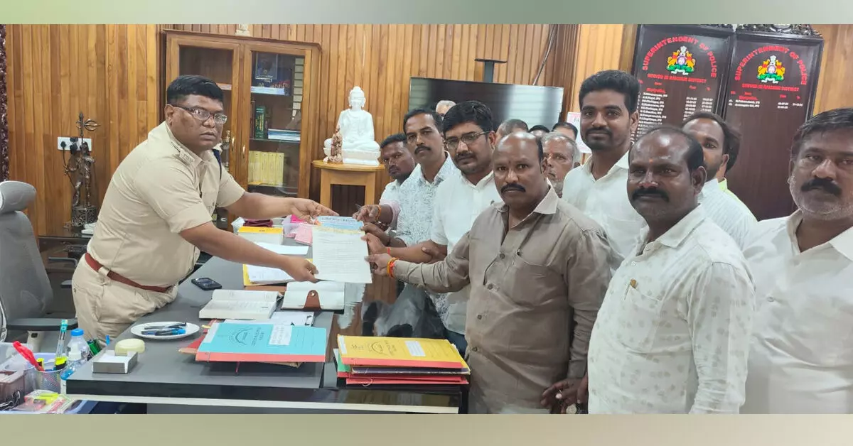Raichur | ಬಿಎಸ್ಪಿ ಮುಖಂಡನ ಕೊಲೆ ಪ್ರಕರಣ : ಅಮಾಯಕರ ಹೆಸರನ್ನು ಎಫ್ಐಆರ್ನಿಂದ ಕೈಬಿಡಲು ವಾಲ್ಮೀಕಿ ನಾಯಕ ಸಂಘ ಆಗ್ರಹ Raichur | ಬಿಎಸ್ಪಿ ಮುಖಂಡನ ಕೊಲೆ ಪ್ರಕರಣ : ಅಮಾಯಕರ ಹೆಸರನ್ನು ಎಫ್ಐಆರ್ನಿಂದ ಕೈಬಿಡಲು ವಾಲ್ಮೀಕಿ ನಾಯಕ ಸಂಘ ಆಗ್ರಹ