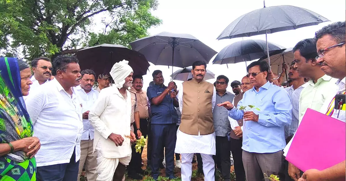 Koppal | ಬರ ಪರಿಸ್ಥಿತಿ ಅವಲೋಕಿಸಿದ ಸಚಿವರು; ರೈತರಿಗೆ ನ್ಯಾಯಯುತ ಪರಿಹಾರದ ಭರವಸೆ Koppal | ಬರ ಪರಿಸ್ಥಿತಿ ಅವಲೋಕಿಸಿದ ಸಚಿವರು; ರೈತರಿಗೆ ನ್ಯಾಯಯುತ ಪರಿಹಾರದ ಭರವಸೆ