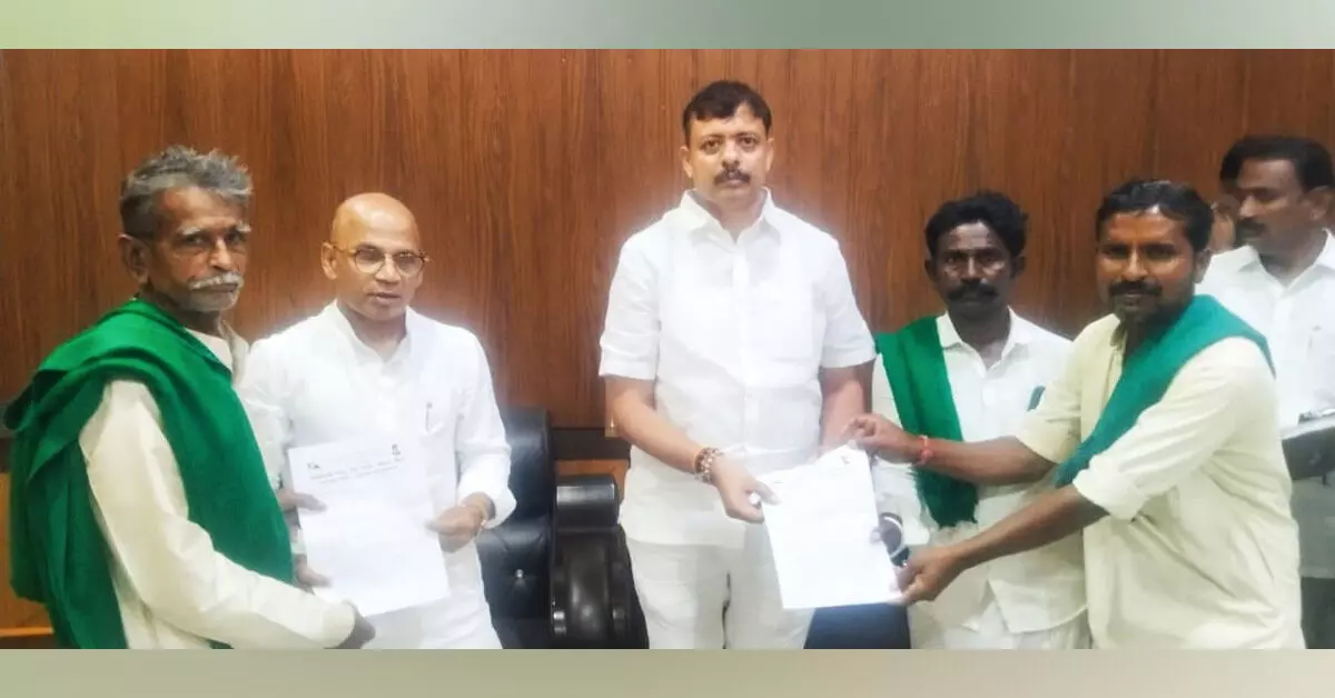 ಯಾದಗಿರಿ ಜಿಲ್ಲೆಯನ್ನು ಬರಪೀಡಿತ ಪ್ರದೇಶವೆಂದು ಘೋಷಿಸಿ: ಸಚಿವ ಶರಣಪ್ರಕಾಶ್ ಪಾಟೀಲ್ಗೆ ರೈತ ಸಂಘ ಮನವಿ ಯಾದಗಿರಿ ಜಿಲ್ಲೆಯನ್ನು ಬರಪೀಡಿತ ಪ್ರದೇಶವೆಂದು ಘೋಷಿಸಿ: ಸಚಿವ ಶರಣಪ್ರಕಾಶ್ ಪಾಟೀಲ್ಗೆ ರೈತ ಸಂಘ ಮನವಿ
