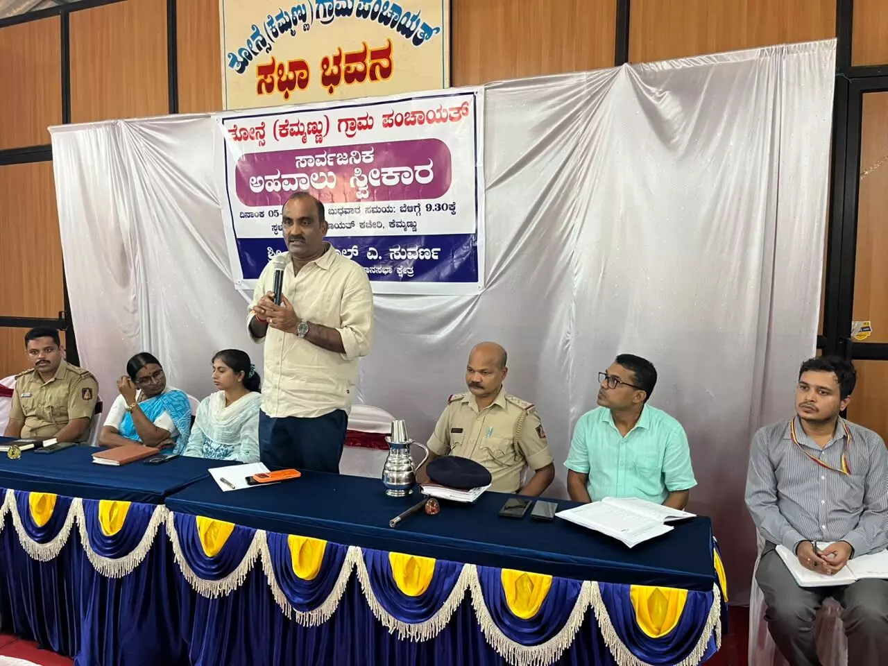 ಕೆಮ್ಮಣ್ಣು ಭಾಗದ ವಿದ್ಯುತ್ ಸಮಸ್ಯೆಗಳ ಬಗ್ಗೆ ಗ್ರಾಮಸ್ಥರಿಂದ ದೂರು; ಉಡುಪಿ ಶಾಸಕರಿಂದ ಸಾರ್ವಜನಿಕರ ಅಹವಾಲು ಸ್ವೀಕಾರ ಕೆಮ್ಮಣ್ಣು ಭಾಗದ ವಿದ್ಯುತ್ ಸಮಸ್ಯೆಗಳ ಬಗ್ಗೆ ಗ್ರಾಮಸ್ಥರಿಂದ ದೂರು; ಉಡುಪಿ ಶಾಸಕರಿಂದ ಸಾರ್ವಜನಿಕರ ಅಹವಾಲು ಸ್ವೀಕಾರ