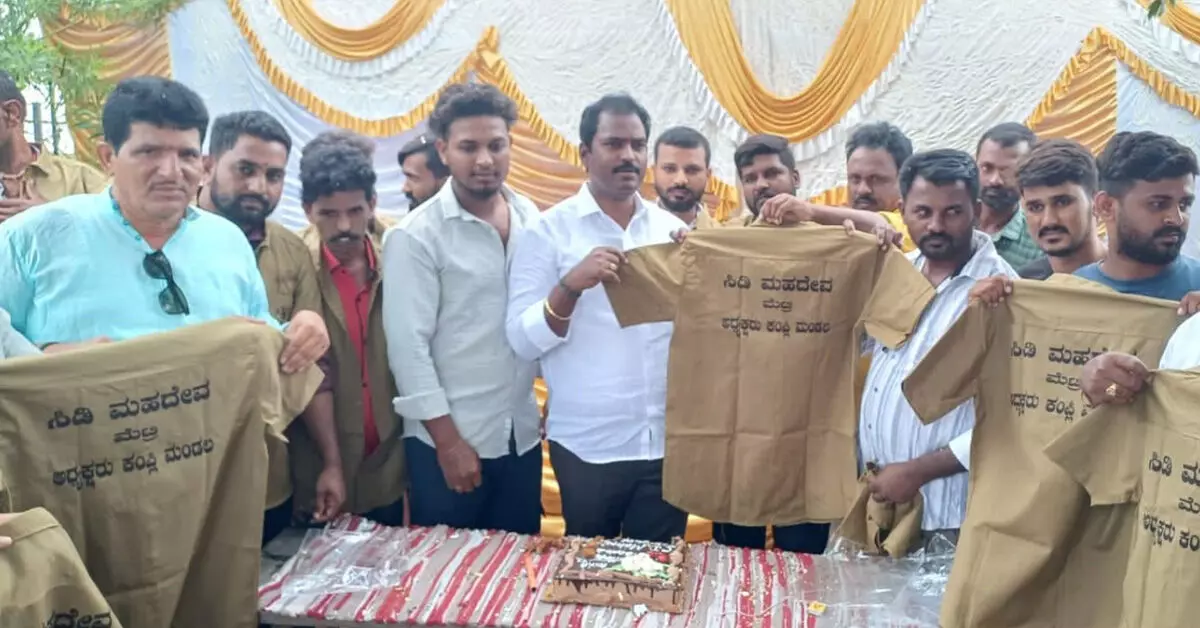 ಕಂಪ್ಲಿ | ಬಿಜೆಪಿ ಮಂಡಲ ಅಧ್ಯಕ್ಷರ ಜನ್ಮದಿನ : ಆಟೋ ಚಾಲಕರಿಗೆ ಉಚಿತ ಸಮವಸ್ತ್ರ ವಿತರಣೆ ಕಂಪ್ಲಿ | ಬಿಜೆಪಿ ಮಂಡಲ ಅಧ್ಯಕ್ಷರ ಜನ್ಮದಿನ : ಆಟೋ ಚಾಲಕರಿಗೆ ಉಚಿತ ಸಮವಸ್ತ್ರ ವಿತರಣೆ