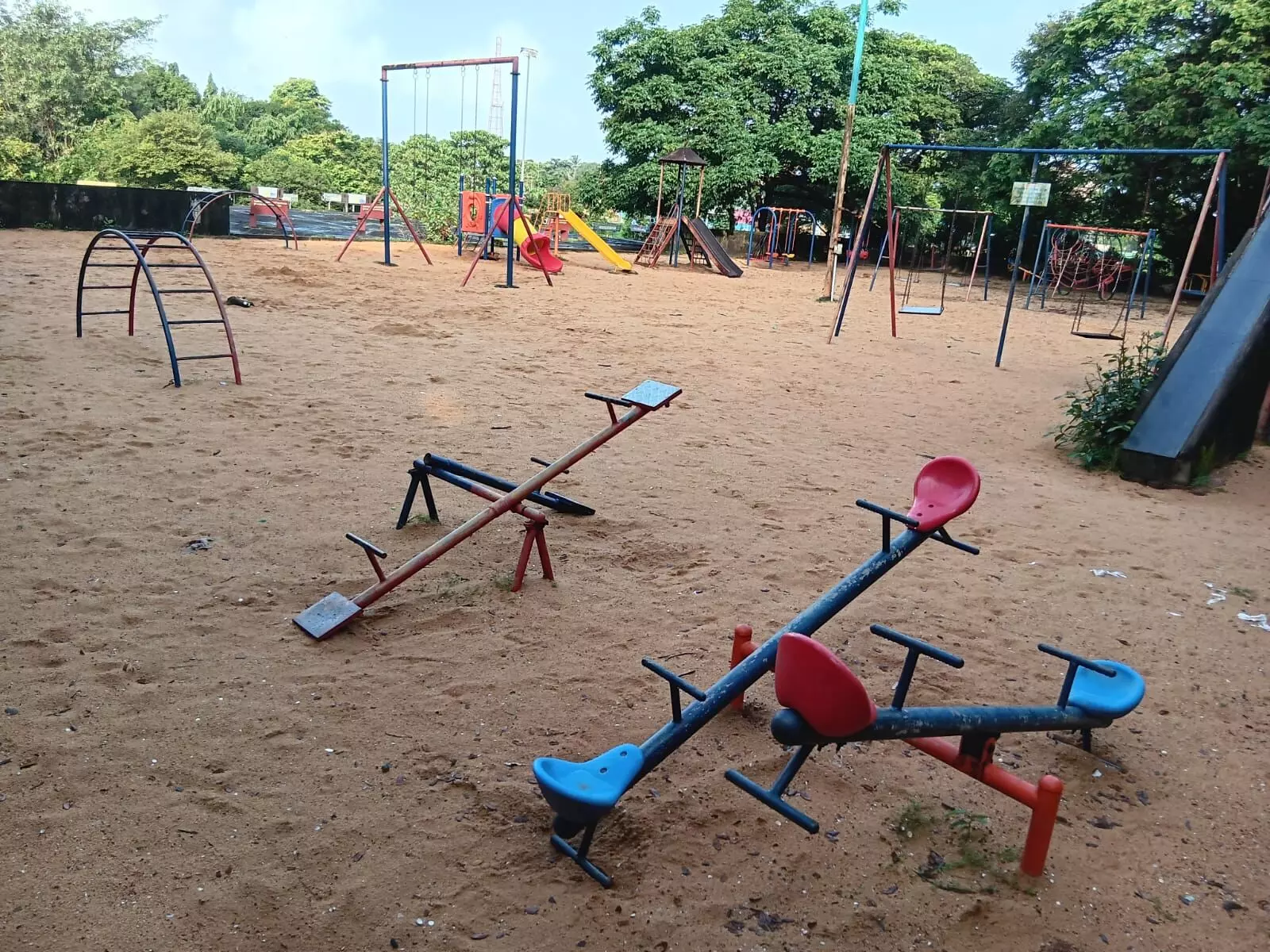ಅಜ್ಜರಕಾಡು ಉದ್ಯಾನದಲ್ಲಿ ಮೂಲಸೌಕರ್ಯದ ಕೊರತೆ: ಮಳೆ, ಬಿಸಿಲಿನ ಆಶ್ರಯಕ್ಕೆ ಶೆಡ್ ಇಲ್ಲ ಅಜ್ಜರಕಾಡು ಉದ್ಯಾನದಲ್ಲಿ ಮೂಲಸೌಕರ್ಯದ ಕೊರತೆ: ಮಳೆ, ಬಿಸಿಲಿನ ಆಶ್ರಯಕ್ಕೆ ಶೆಡ್ ಇಲ್ಲ