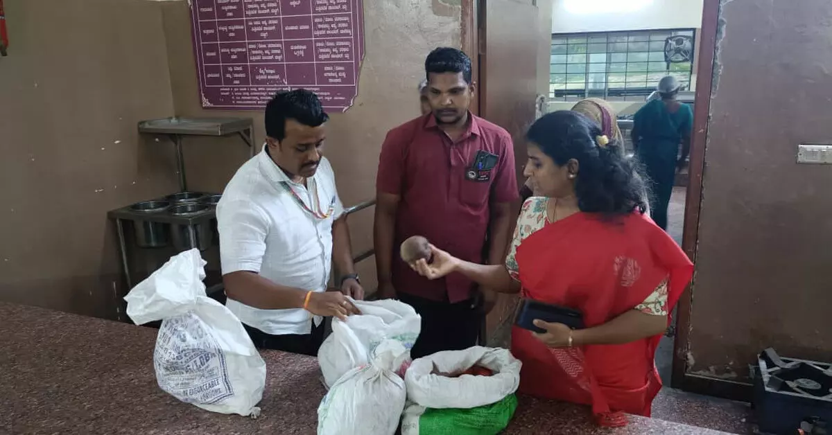 Raichur | ವಸತಿ ಶಾಲೆಗಳಿಗೆ ಡಿಸಿ ಪೂವಿತಾ ಎಸ್. ಆಕಸ್ಮಿಕ ಭೇಟಿ; ಆಹಾರದ ಗುಣಮಟ್ಟ ಪರಿಶೀಲನೆ Raichur | ವಸತಿ ಶಾಲೆಗಳಿಗೆ ಡಿಸಿ ಪೂವಿತಾ ಎಸ್. ಆಕಸ್ಮಿಕ ಭೇಟಿ; ಆಹಾರದ ಗುಣಮಟ್ಟ ಪರಿಶೀಲನೆ